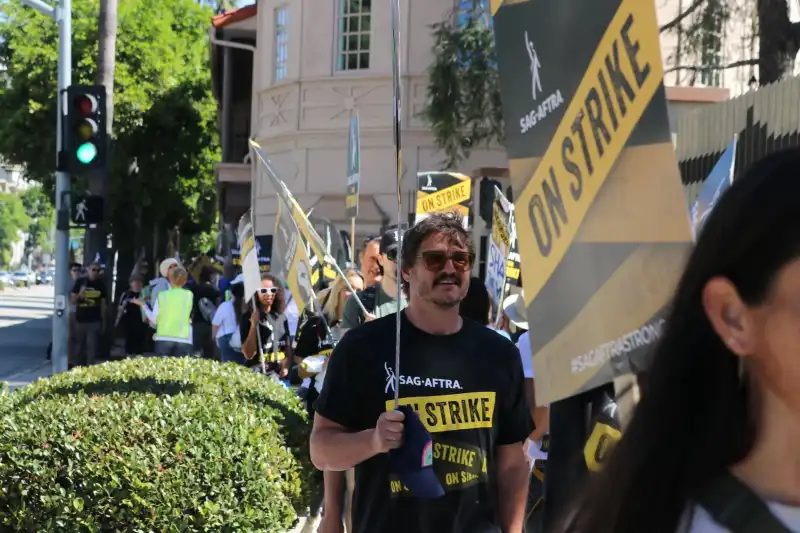 Pedro Pascal durante una de las manifestaciones por la huelga de actores de Hollywood. Foto: SAG-AFTRA.