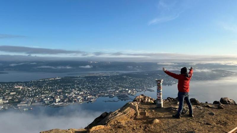 Durante el viaje a Noruega, Batista subió a la cima de una montaña para monitorear el fenómeno. Foto: BBC Brasil