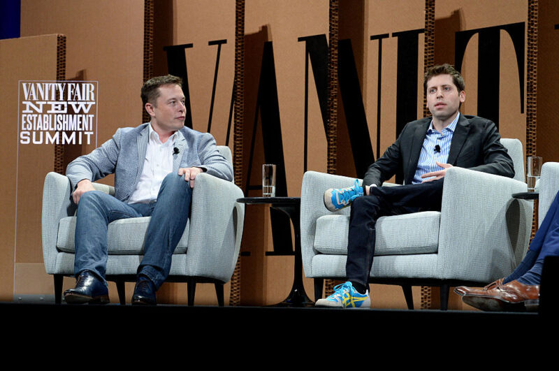 Elon Musk y Sam Altman, fundador de OpenAI, comparten el escenario en 2015, el mismo año en que Musk alegó que comenzó el "engaño" de Altman.