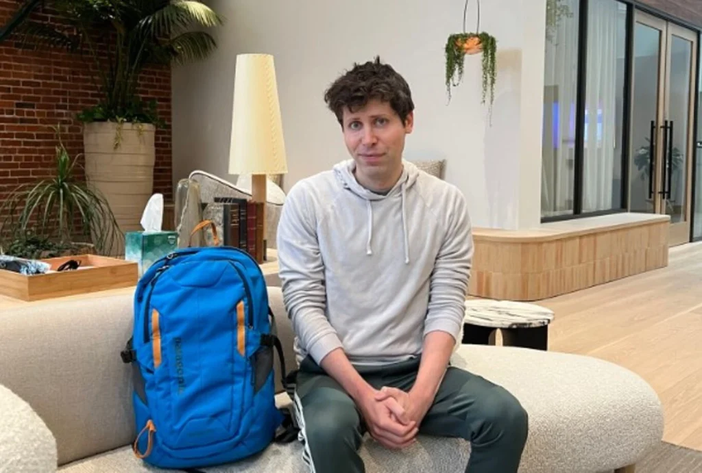 Sam Altman OpenAI mochila azul