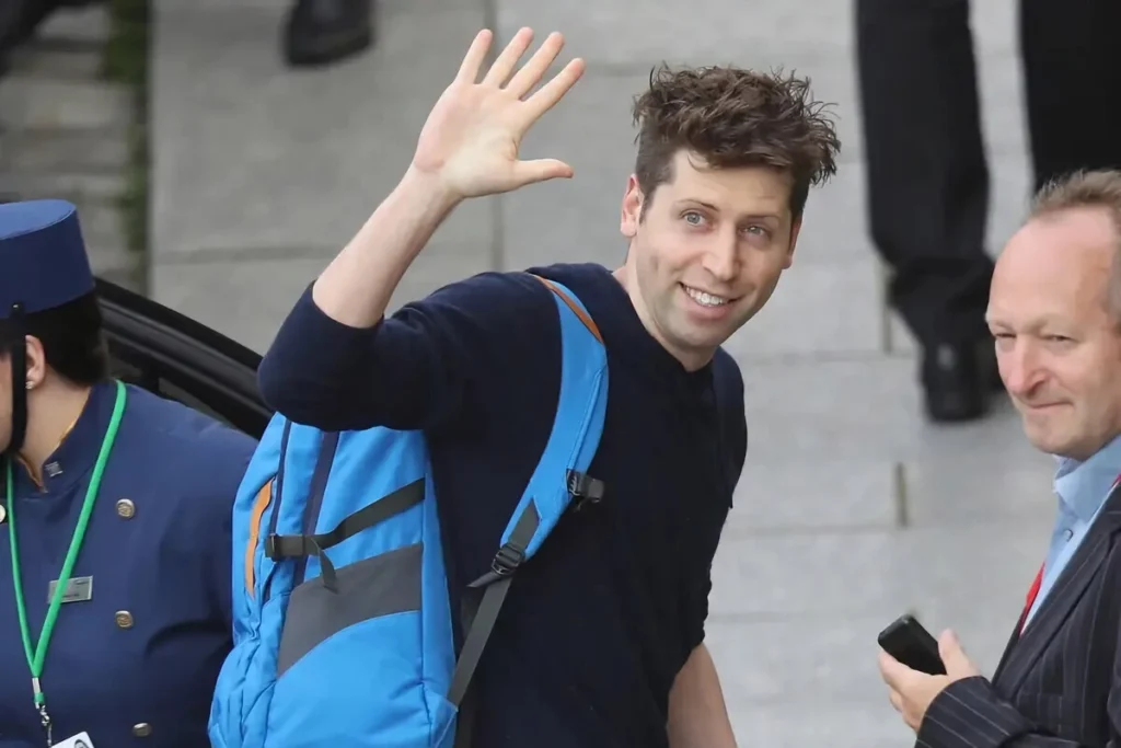 Sam Altman mochila azul