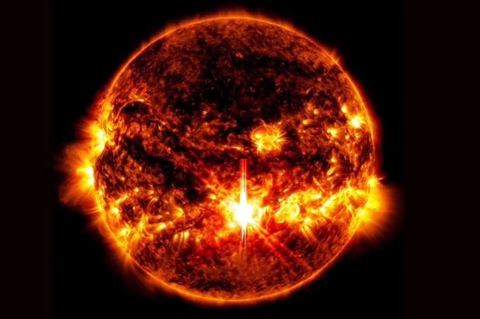 Una llamarada solar X9.0 vista por el Observatorio de Dinámica Solar de la NASA el jueves por la mañana. Imagen: NASA/SDO