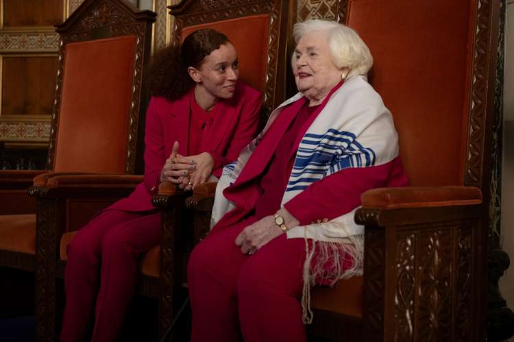 June Squibb y Erin Kellyman como Eleanor y Nina en Eleanor la Grande